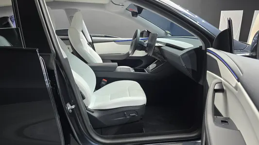 Tesla Y AWD 2025 26