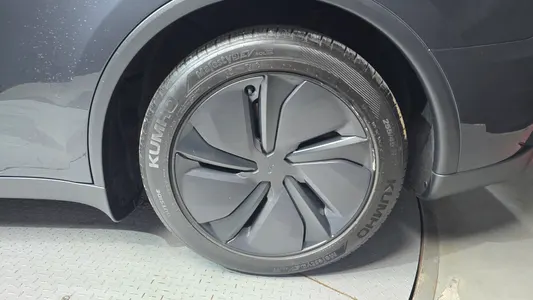 Tesla Y AWD 2025 21