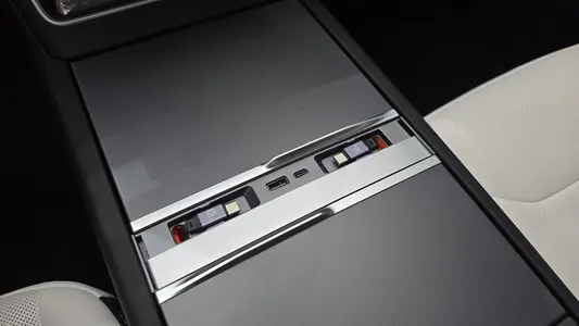 Tesla Y AWD 2025 27
