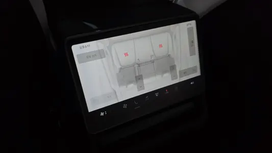 Tesla Y AWD 2025 28