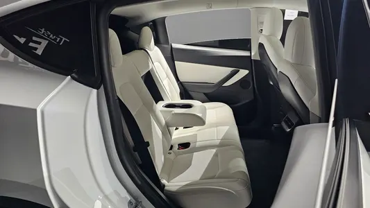 Tesla Y AWD 2022 27