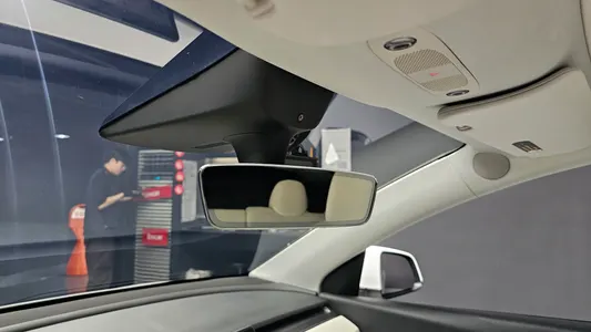 Tesla Y AWD 2022 32