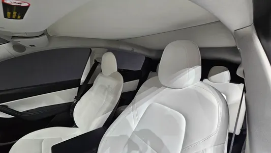 Tesla Y AWD 2022 28