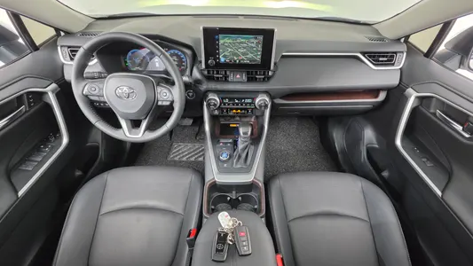 Toyota RAV4 5 2.5 4WD LTD 2025 7