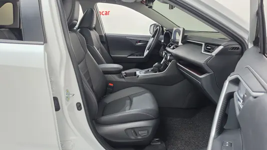 Toyota RAV4 5 2.5 4WD LTD 2025 11