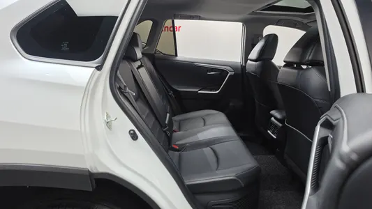 Toyota RAV4 5 2.5 4WD LTD 2025 12