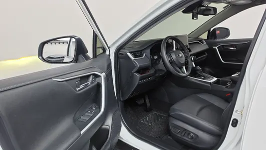Toyota RAV4 5 2.5 4WD LTD 2025 10