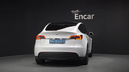 Tesla Y RWD 2023 4
