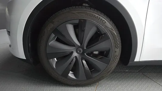 Tesla Y RWD 2023 5