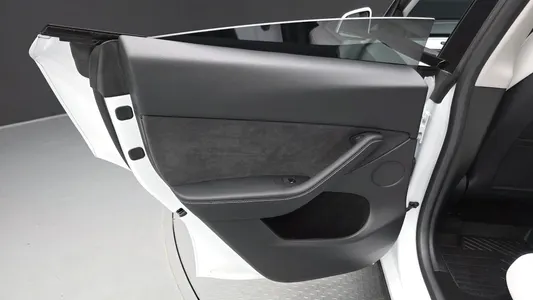 Tesla Y RWD 2023 25
