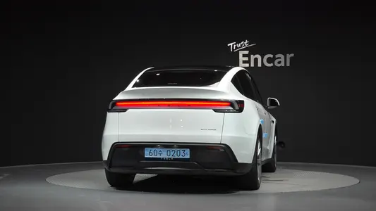 Tesla Y AWD 2025 4