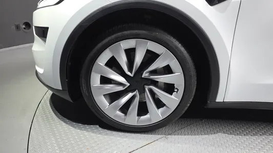 Tesla Y AWD 2025 5
