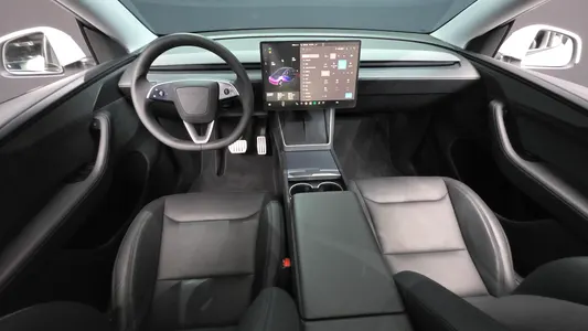 Tesla Y AWD 2025 7