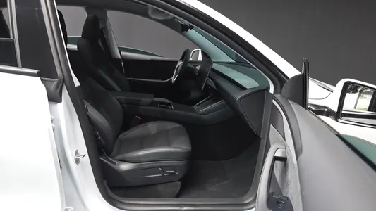 Tesla Y AWD 2025 11