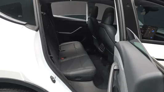 Tesla Y AWD 2025 12