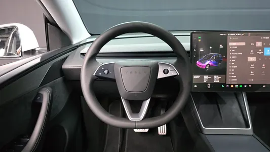 Tesla Y AWD 2025 13