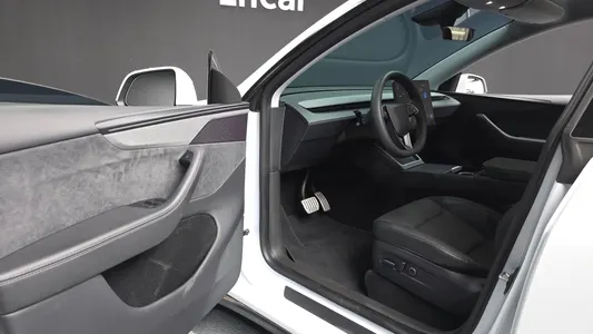 Tesla Y AWD 2025 10