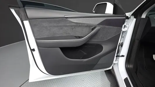 Tesla Y AWD 2025 24