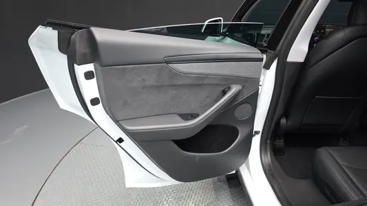 Tesla Y AWD 2025 25