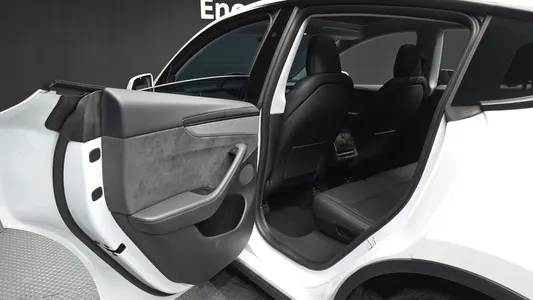 Tesla Y AWD 2025 26