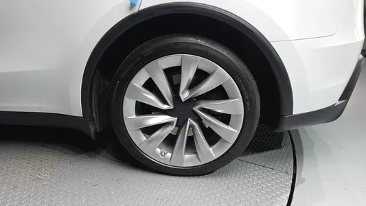 Tesla Y AWD 2025 21