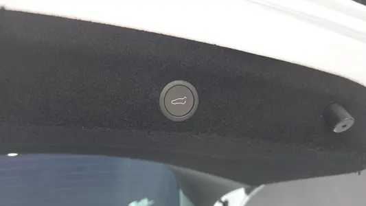 Tesla Y AWD 2025 28