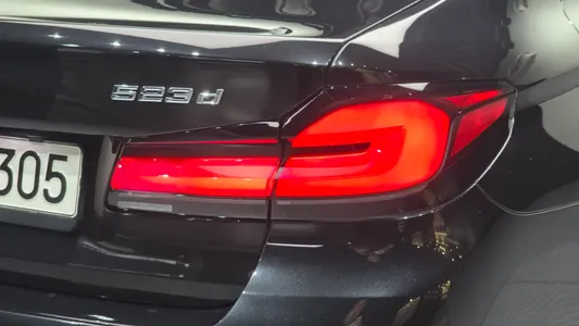 BMW 5 Series (G30) 523d 2023 23