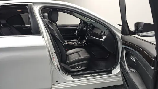 BMW 5 Series (F10) 520d 2012 11