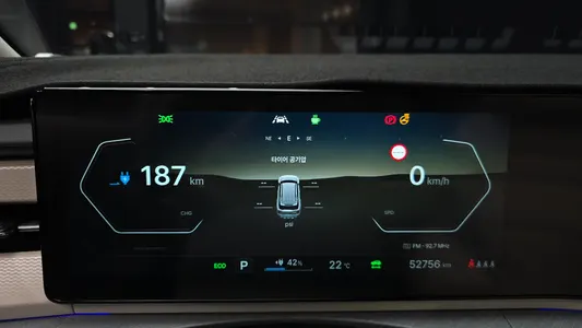KG Mobility EVX E7 2023 8