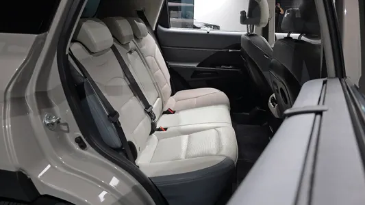 KG Mobility EVX E7 2023 11
