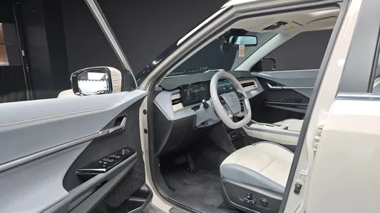 KG Mobility EVX E7 2023 10
