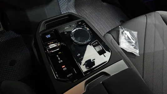 BMW iX xDrive45 M 2026 8