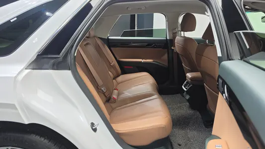 Hyundai (GN7) 2025 12