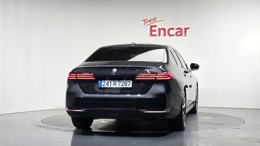 BMW 5 Series (G60) 520i 2023 4
