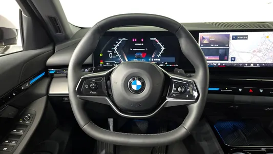BMW 5 Series (G60) 520i 2023 14