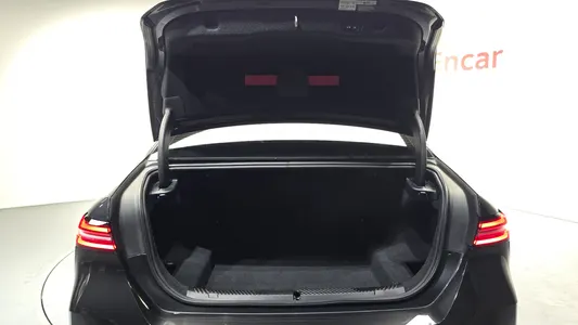 BMW 5 Series (G60) 520i 2023 18