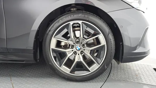 BMW 5 Series (G60) 520i 2023 21
