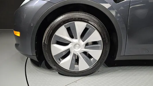 Tesla Y AWD 2021 5
