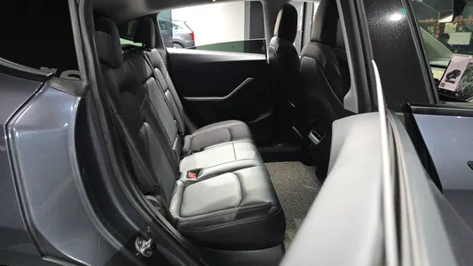 Tesla Y AWD 2021 11