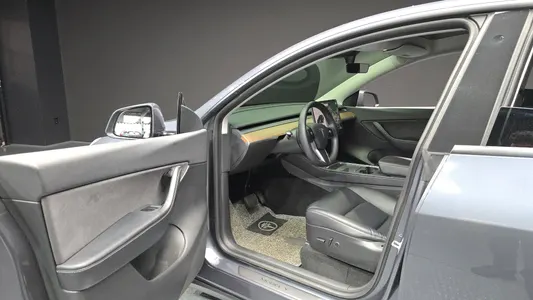 Tesla Y AWD 2021 10