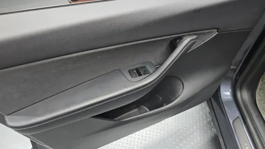 Tesla Y AWD 2021 25
