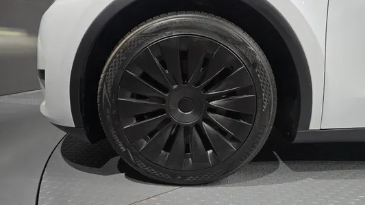 Tesla Y RWD 2024 5