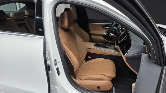 Mercedes-Benz E-Class W214 E300 4MATIC AMG Line 2026 26