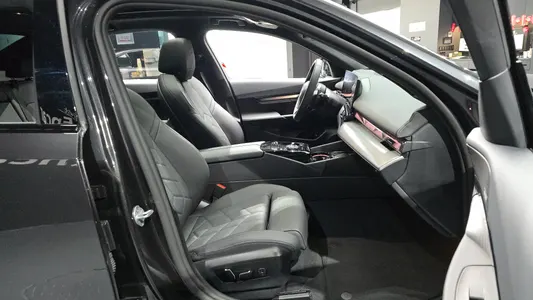 BMW 5 Series (G60) 520i M 2025 12
