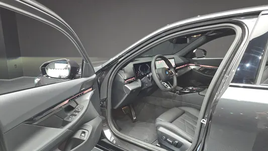 BMW 5 Series (G60) 520i M 2025 10
