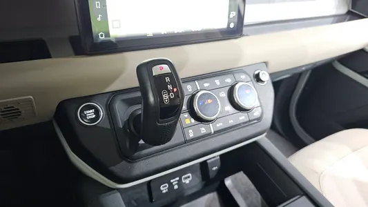 Land Rover (L663) 110 D240 SE 2020 9