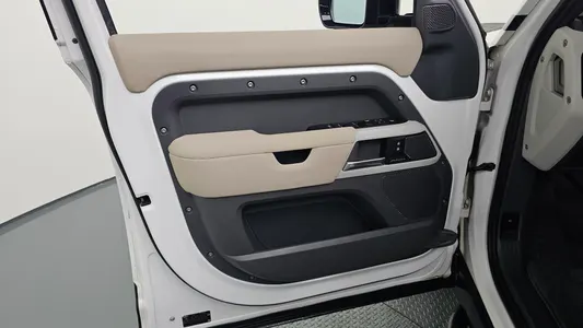 Land Rover (L663) 110 D240 SE 2020 24