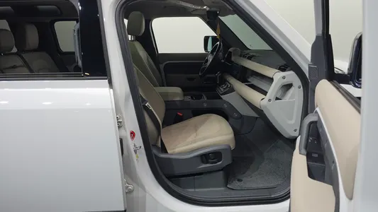 Land Rover (L663) 110 D240 SE 2020 26