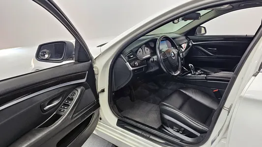 BMW 5 Series (F10) 520d 2011 11