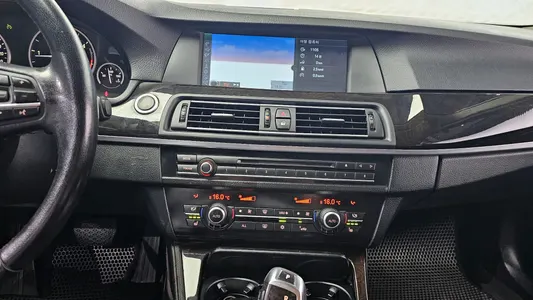 BMW 5 Series (F10) 520d 2011 14
